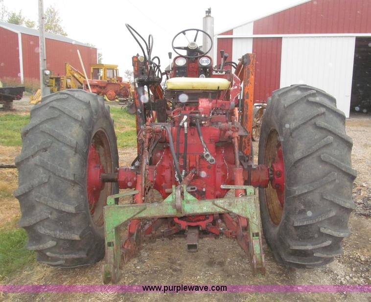 image for item F7182 1971 International Farmall 826 tractor