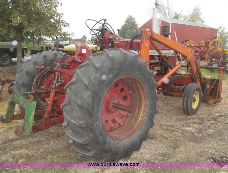 image for item F7182 1971 International Farmall 826 tractor