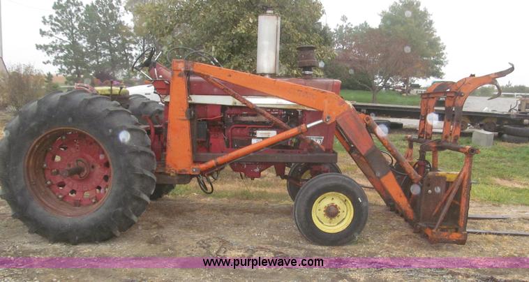 image for item F7182 1971 International Farmall 826 tractor