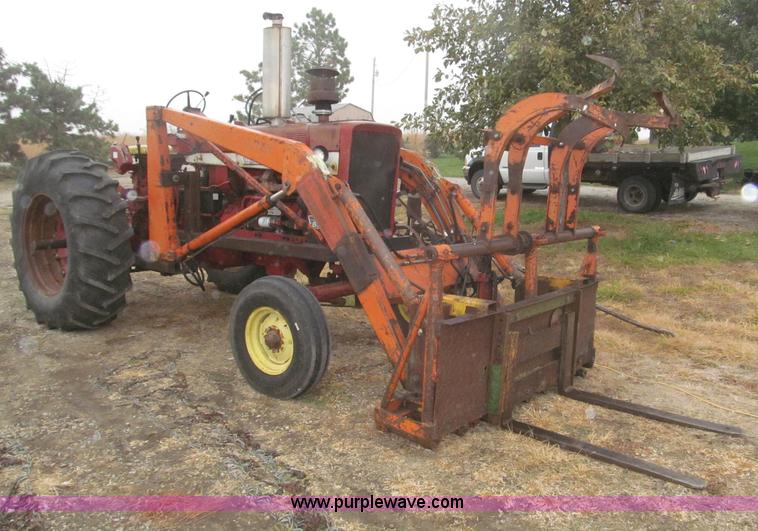 image for item F7182 1971 International Farmall 826 tractor