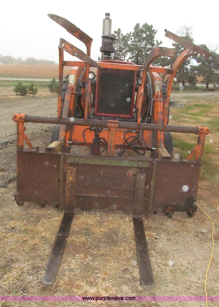 image for item F7182 1971 International Farmall 826 tractor