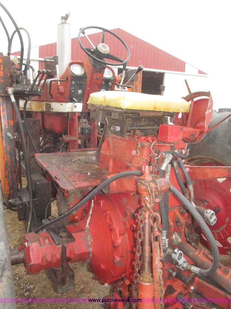 image for item F7182 1971 International Farmall 826 tractor