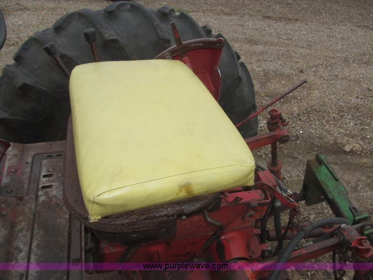 image for item F7182 1971 International Farmall 826 tractor