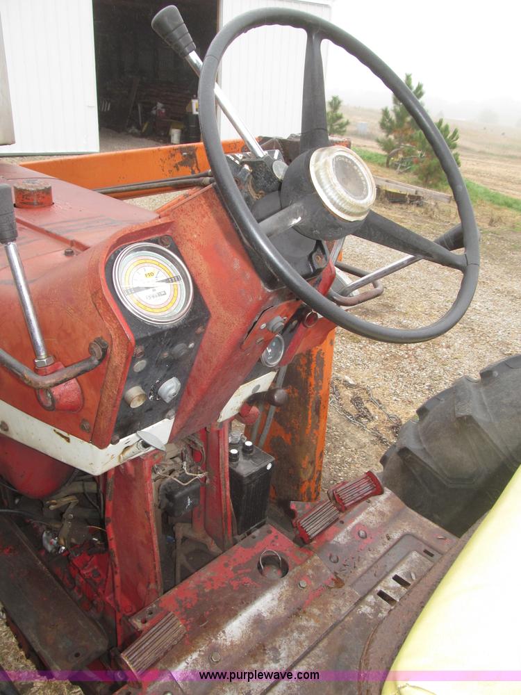 image for item F7182 1971 International Farmall 826 tractor