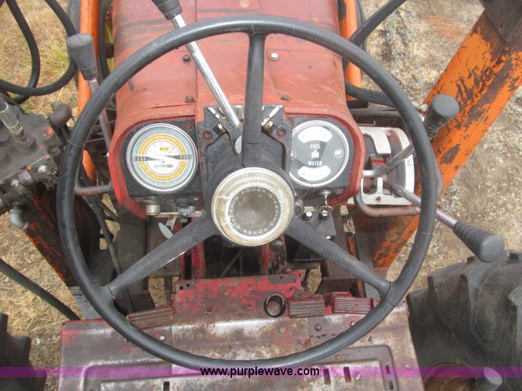 image for item F7182 1971 International Farmall 826 tractor