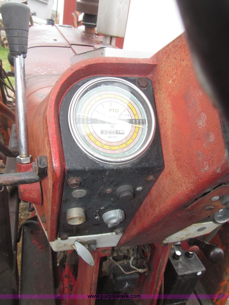 image for item F7182 1971 International Farmall 826 tractor