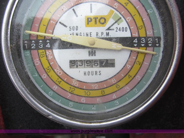 image for item F7182 1971 International Farmall 826 tractor