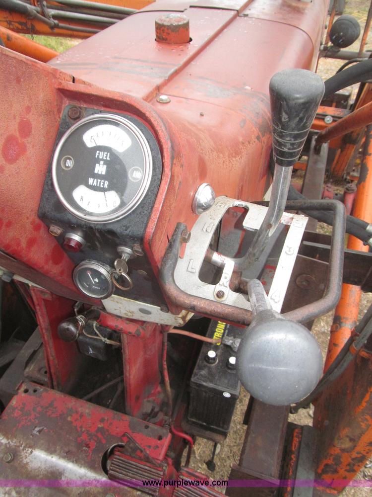 image for item F7182 1971 International Farmall 826 tractor