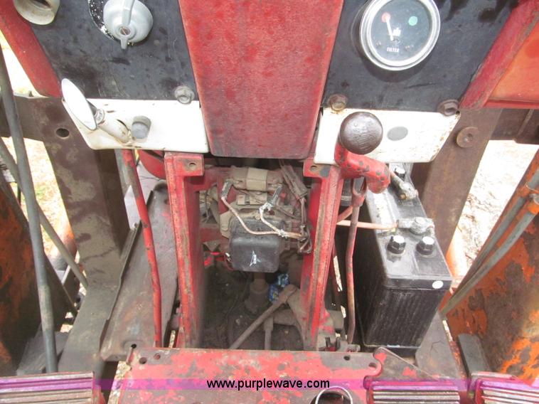 image for item F7182 1971 International Farmall 826 tractor