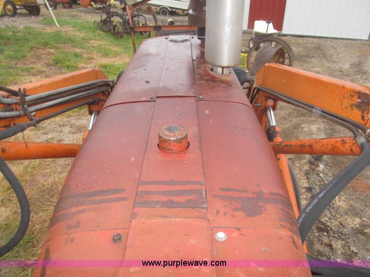 image for item F7182 1971 International Farmall 826 tractor