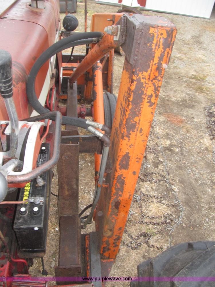 image for item F7182 1971 International Farmall 826 tractor