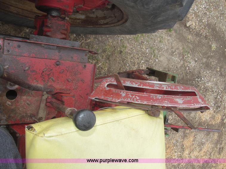 image for item F7182 1971 International Farmall 826 tractor