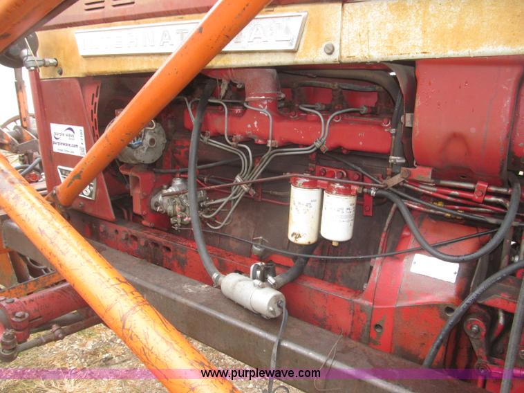 image for item F7182 1971 International Farmall 826 tractor