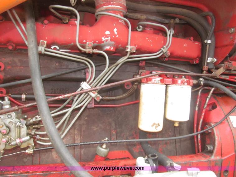 image for item F7182 1971 International Farmall 826 tractor