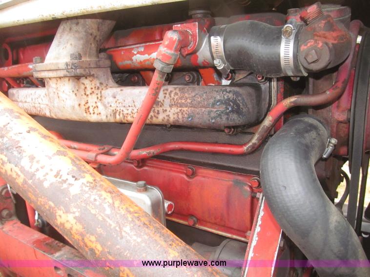 image for item F7182 1971 International Farmall 826 tractor