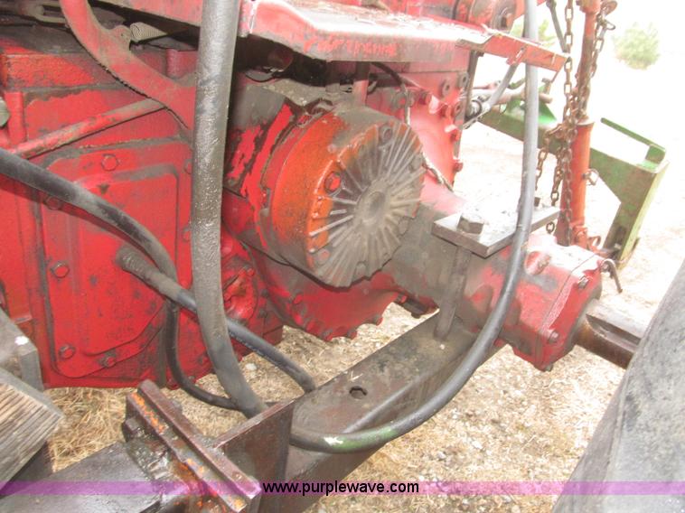 image for item F7182 1971 International Farmall 826 tractor