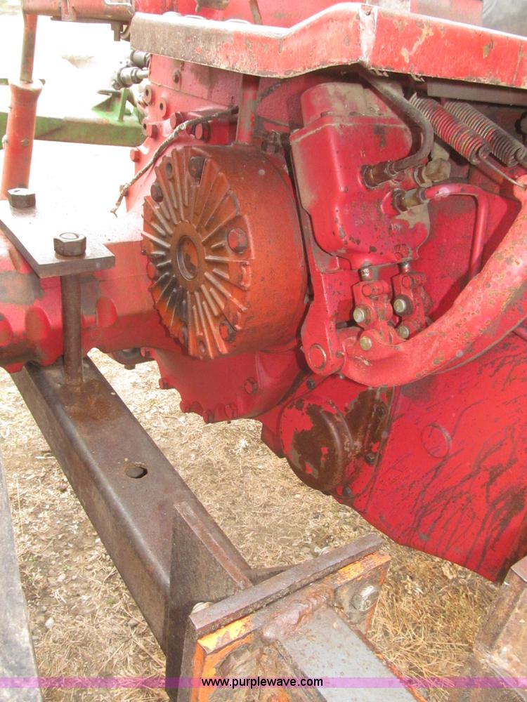 image for item F7182 1971 International Farmall 826 tractor