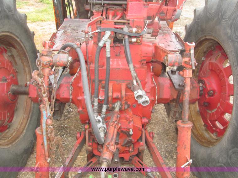 image for item F7182 1971 International Farmall 826 tractor