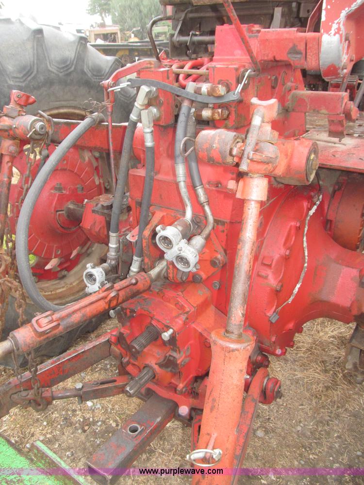 image for item F7182 1971 International Farmall 826 tractor