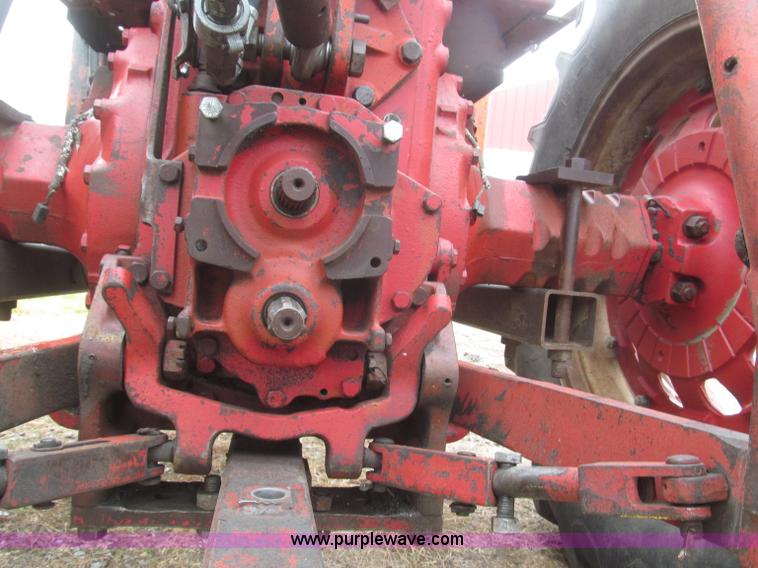 image for item F7182 1971 International Farmall 826 tractor