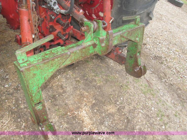 image for item F7182 1971 International Farmall 826 tractor