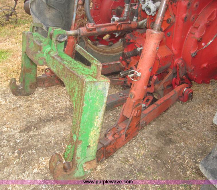 image for item F7182 1971 International Farmall 826 tractor