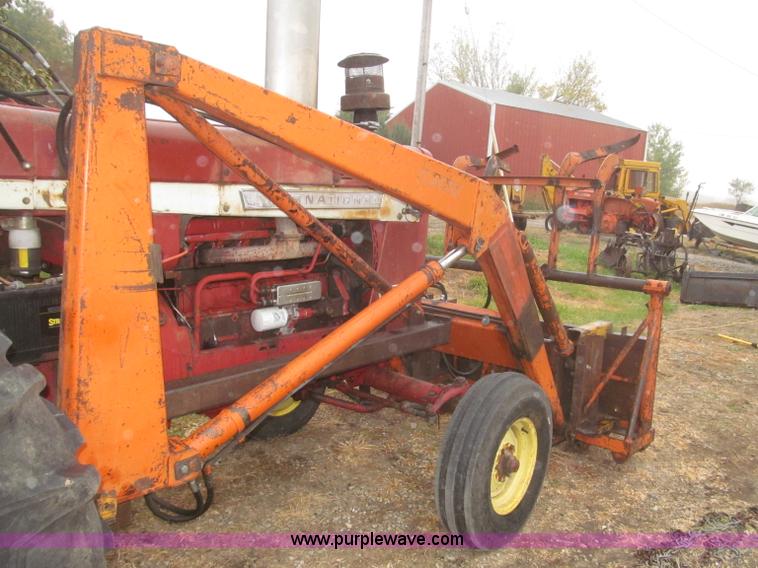 image for item F7182 1971 International Farmall 826 tractor