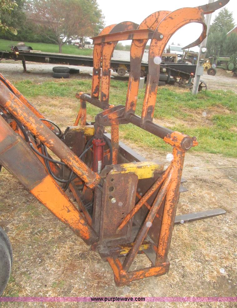 image for item F7182 1971 International Farmall 826 tractor