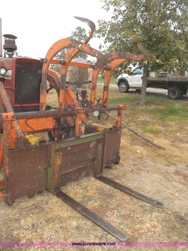 image for item F7182 1971 International Farmall 826 tractor