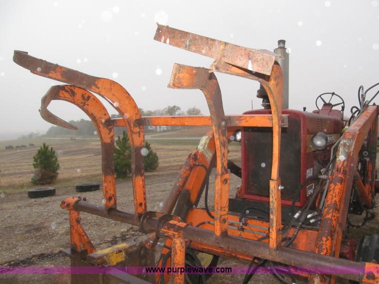 image for item F7182 1971 International Farmall 826 tractor