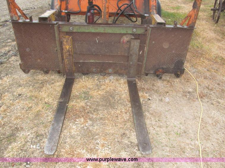 image for item F7182 1971 International Farmall 826 tractor