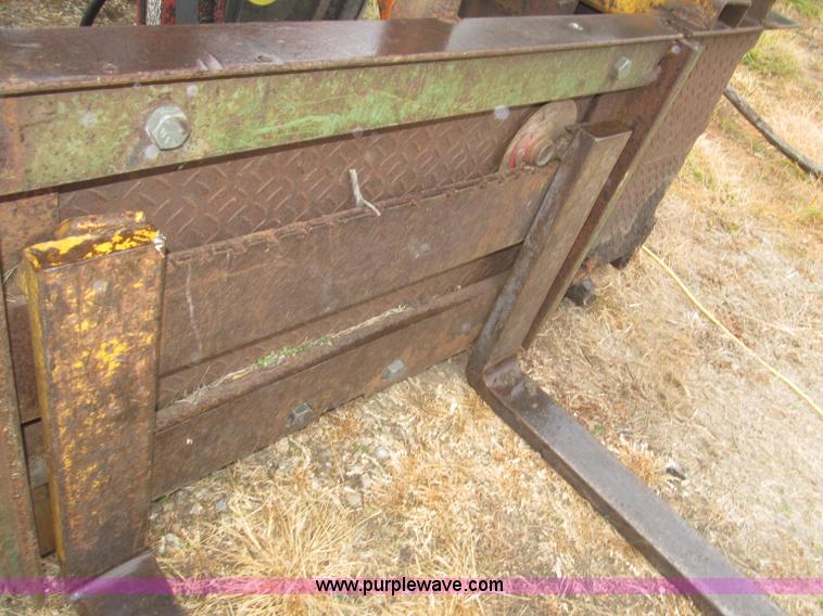 image for item F7182 1971 International Farmall 826 tractor