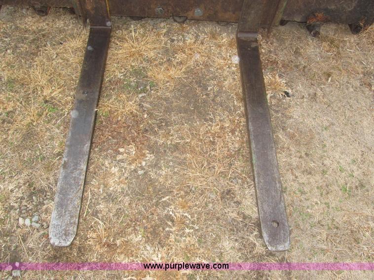 image for item F7182 1971 International Farmall 826 tractor