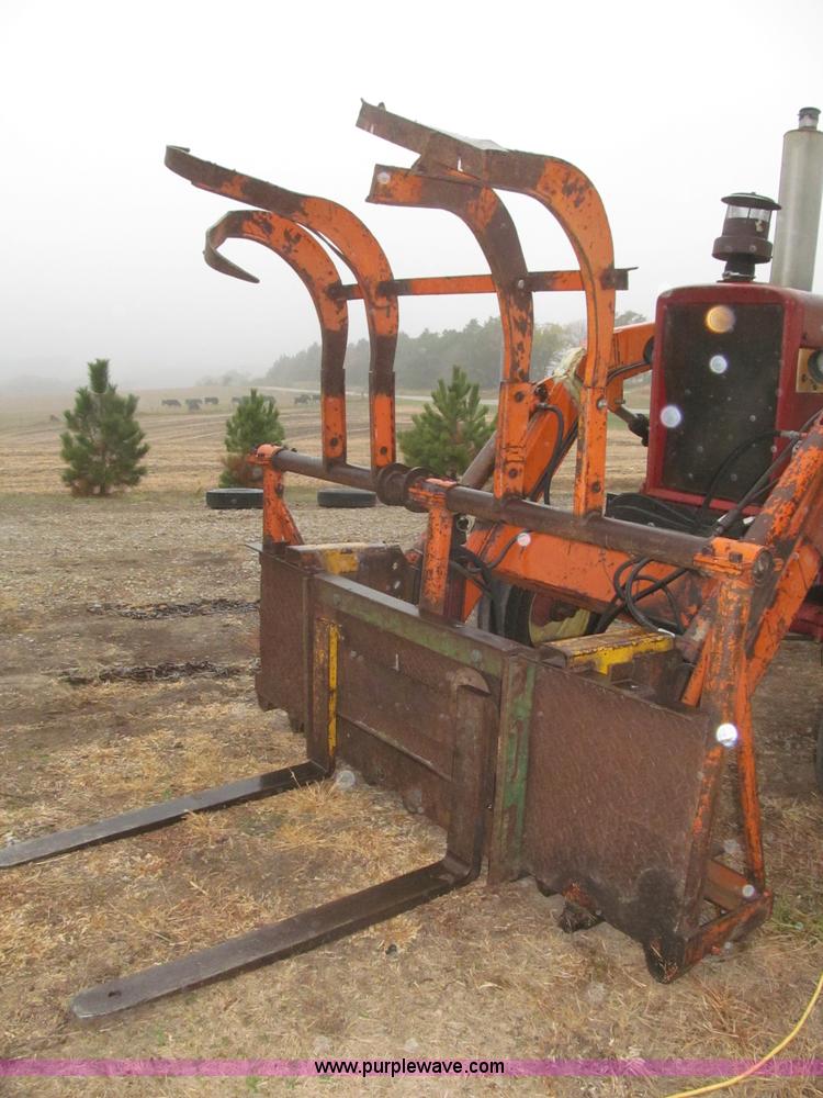 image for item F7182 1971 International Farmall 826 tractor