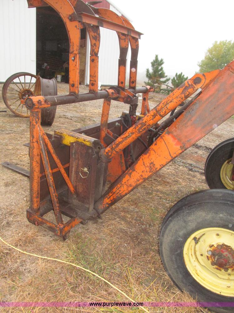 image for item F7182 1971 International Farmall 826 tractor