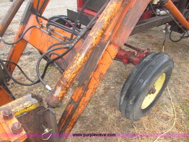 image for item F7182 1971 International Farmall 826 tractor