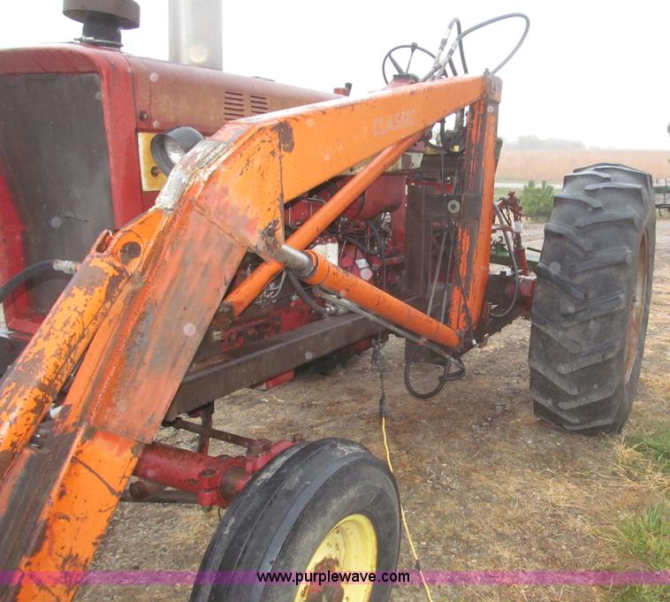 image for item F7182 1971 International Farmall 826 tractor