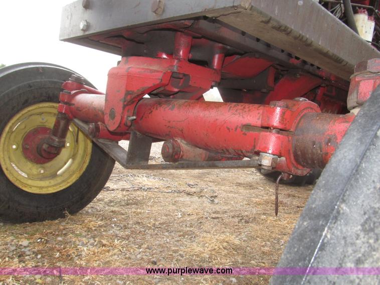 image for item F7182 1971 International Farmall 826 tractor