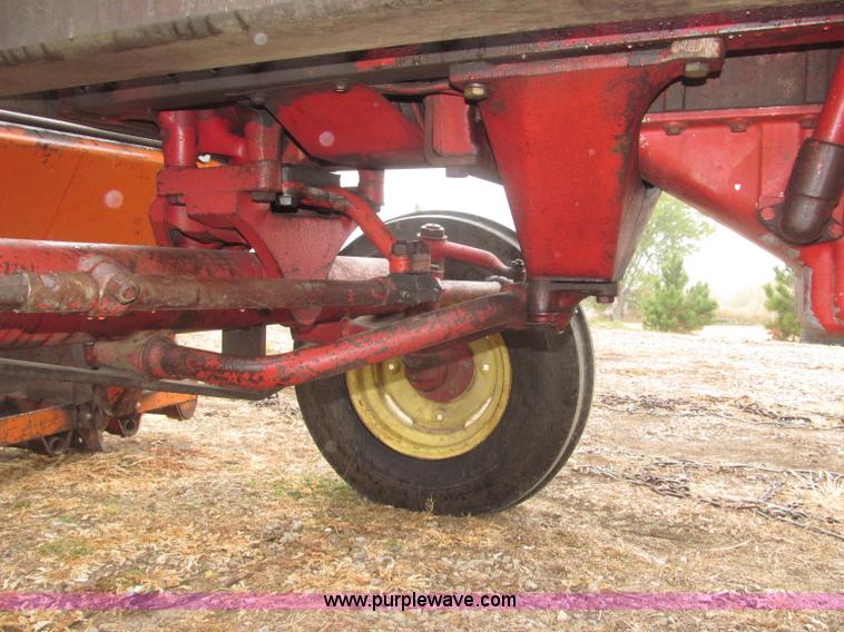 image for item F7182 1971 International Farmall 826 tractor