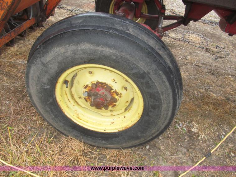 image for item F7182 1971 International Farmall 826 tractor