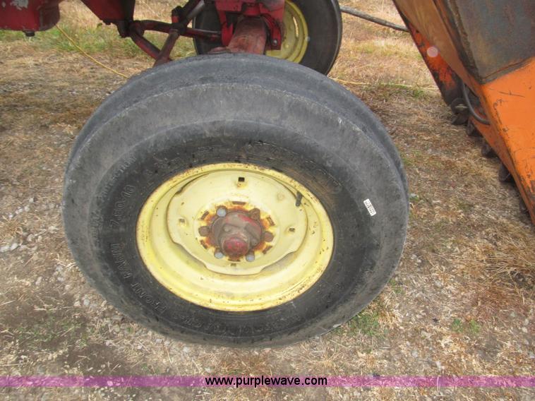 image for item F7182 1971 International Farmall 826 tractor