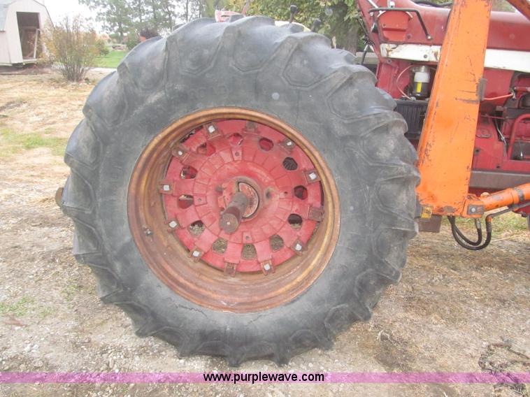 image for item F7182 1971 International Farmall 826 tractor