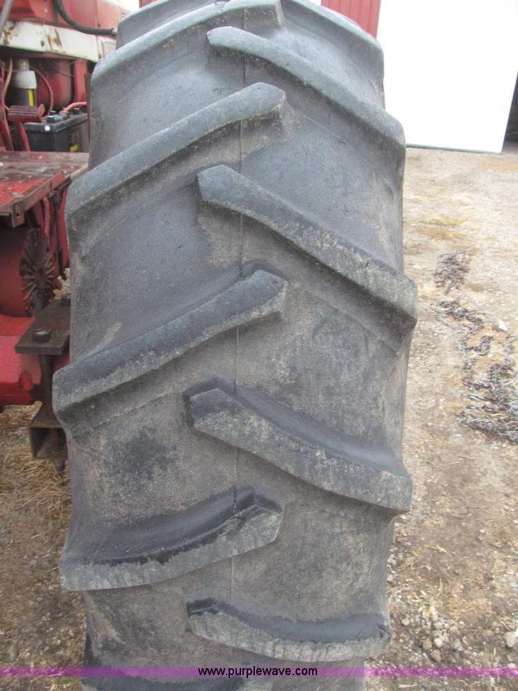 image for item F7182 1971 International Farmall 826 tractor