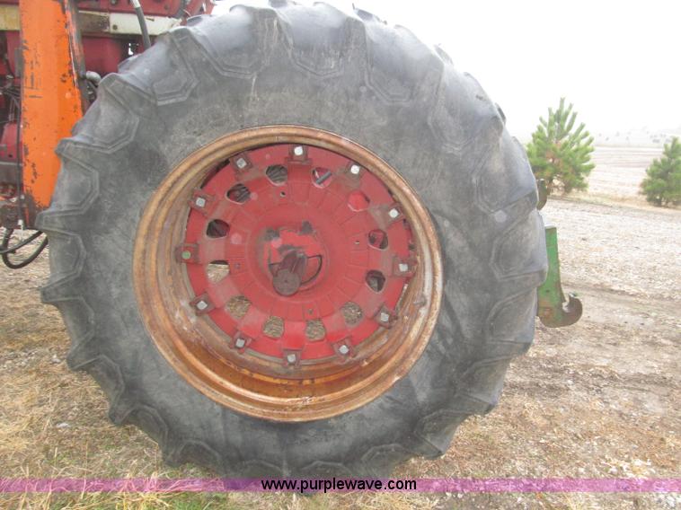 image for item F7182 1971 International Farmall 826 tractor