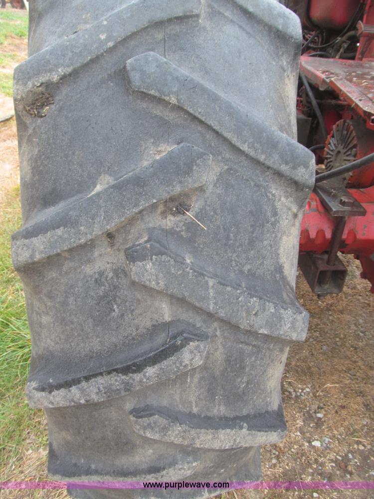 image for item F7182 1971 International Farmall 826 tractor