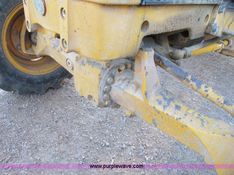 image for item G8946 John Deere 2155 tractor