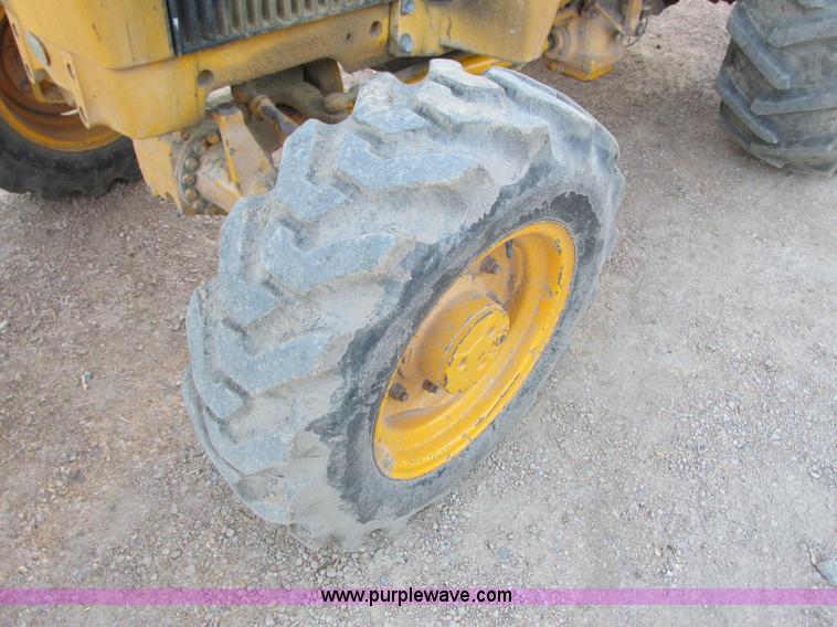 image for item G8946 John Deere 2155 tractor