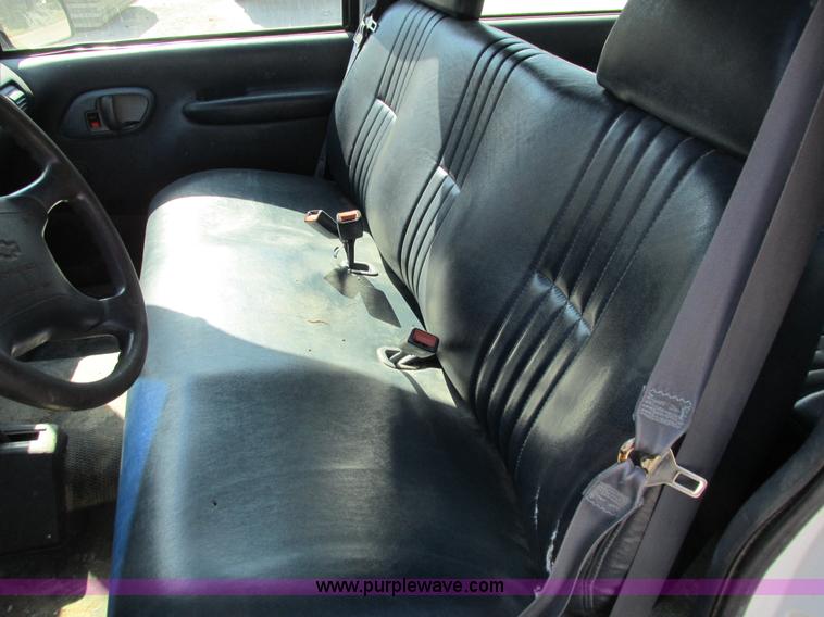 image for item I4224 1995 Chevrolet Suburban K2500 SUV