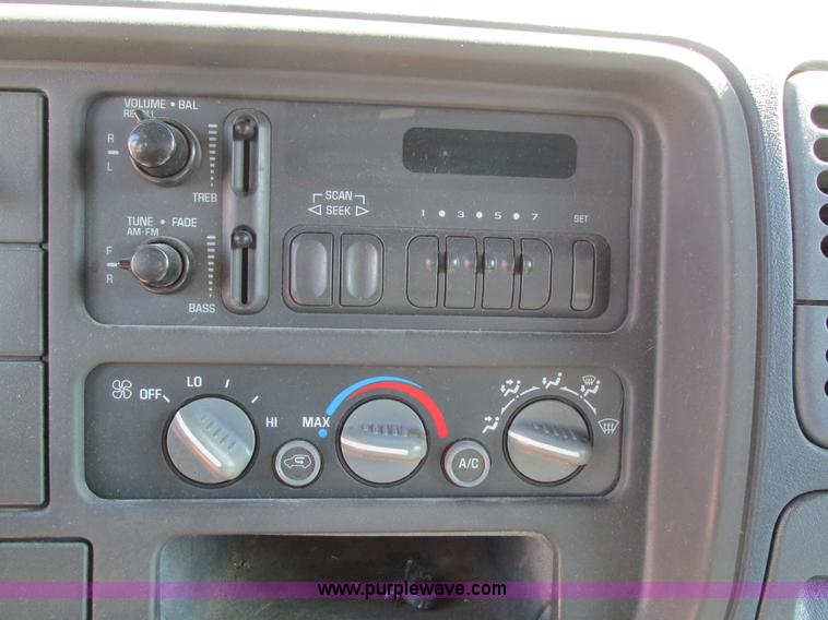 image for item I4224 1995 Chevrolet Suburban K2500 SUV