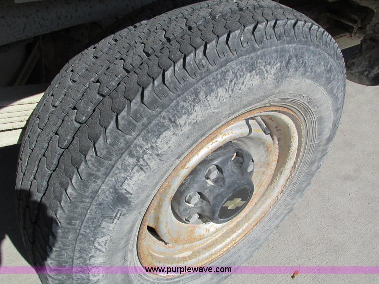 image for item I4224 1995 Chevrolet Suburban K2500 SUV